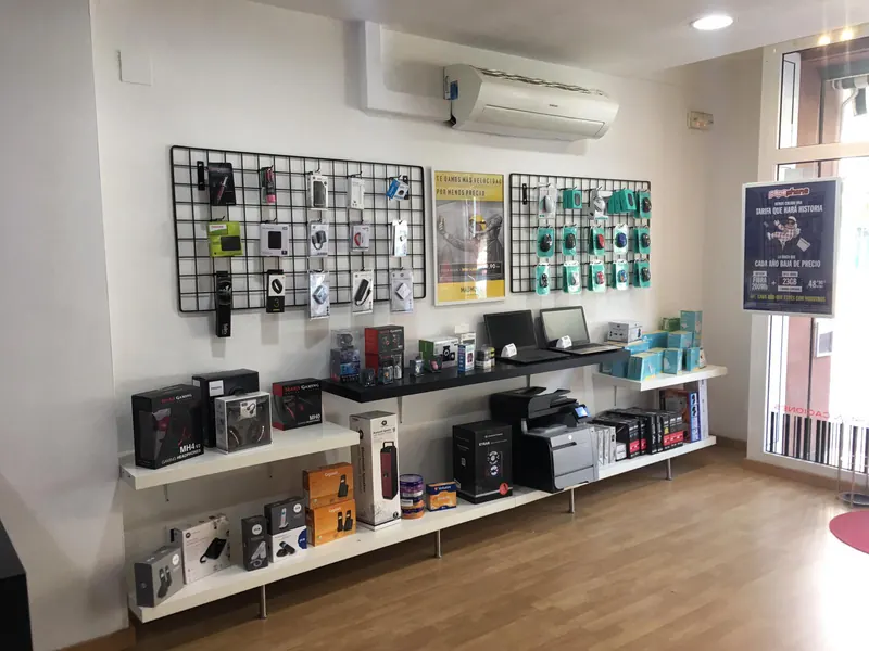 Exposición de equipos y accesorios informáticos junto a la entrada del local.