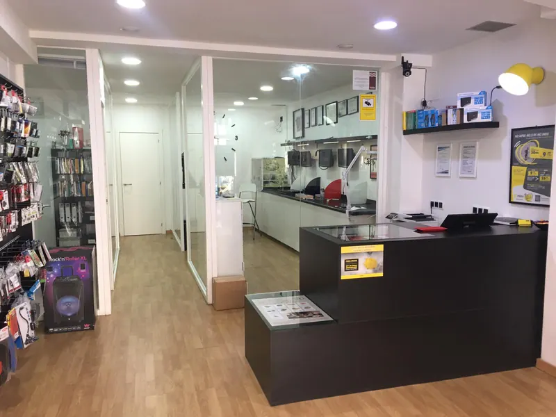 Mostrador de atención de I-COM Informática, con la zona de trabajo al fondo.